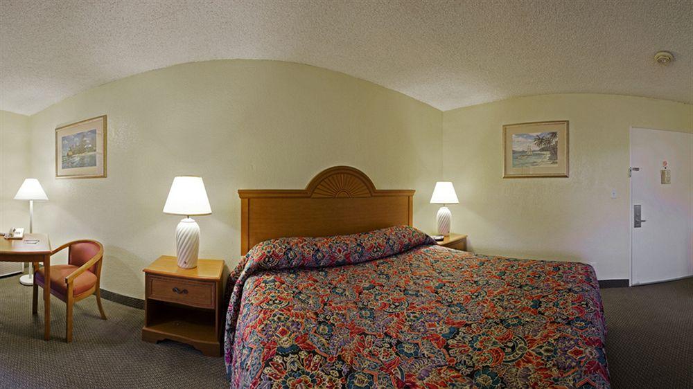 Super 8 By Wyndham Oceanside Marty'S Valley Inn Exteriör bild