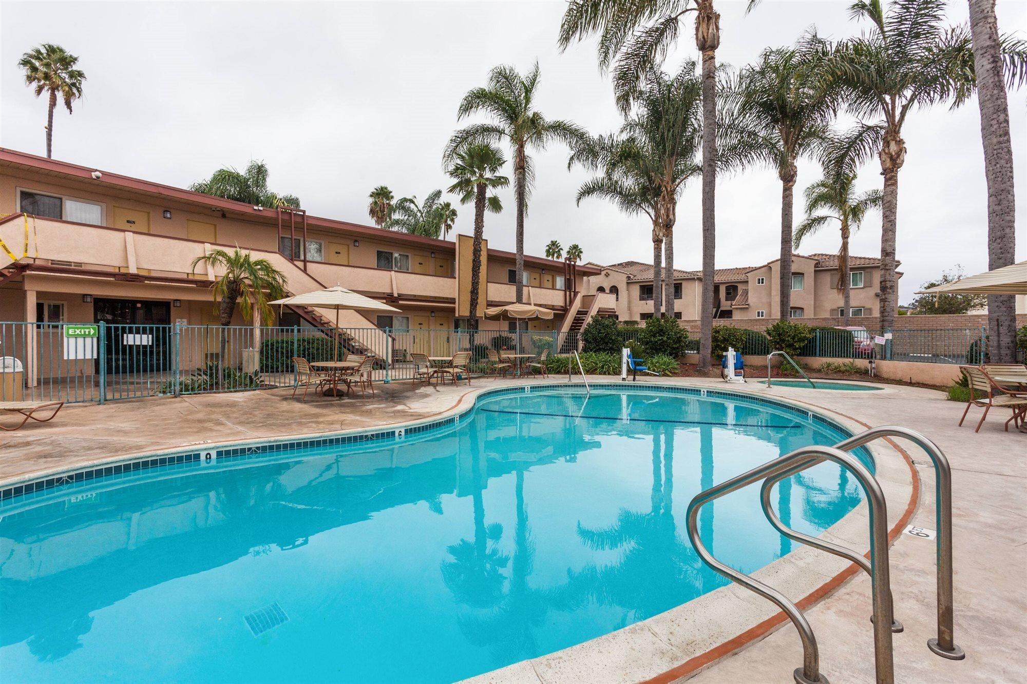Super 8 By Wyndham Oceanside Marty'S Valley Inn Exteriör bild