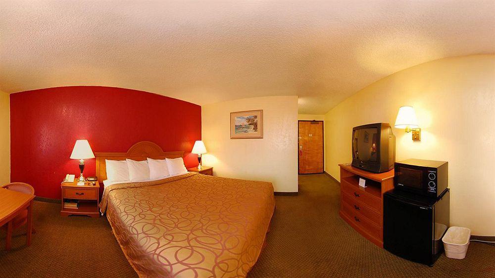 Super 8 By Wyndham Oceanside Marty'S Valley Inn Exteriör bild
