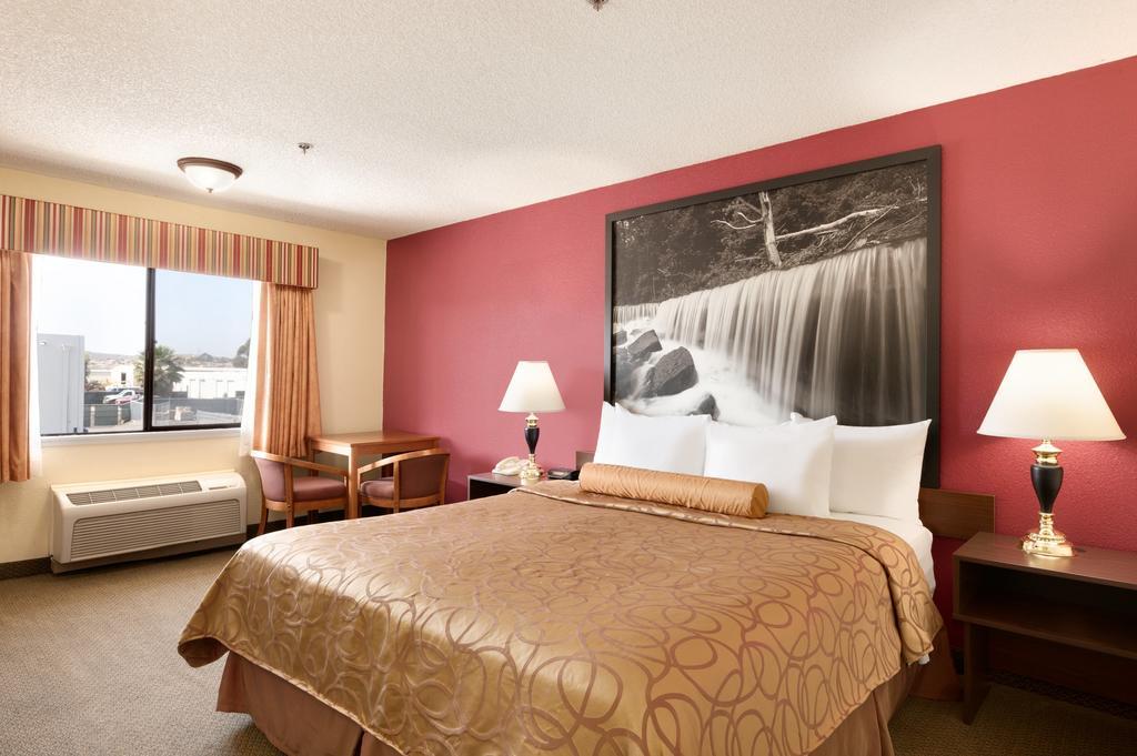 Super 8 By Wyndham Oceanside Marty'S Valley Inn Exteriör bild