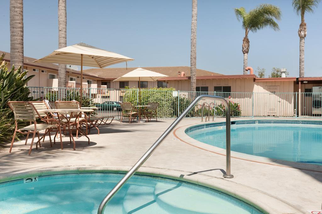 Super 8 By Wyndham Oceanside Marty'S Valley Inn Exteriör bild