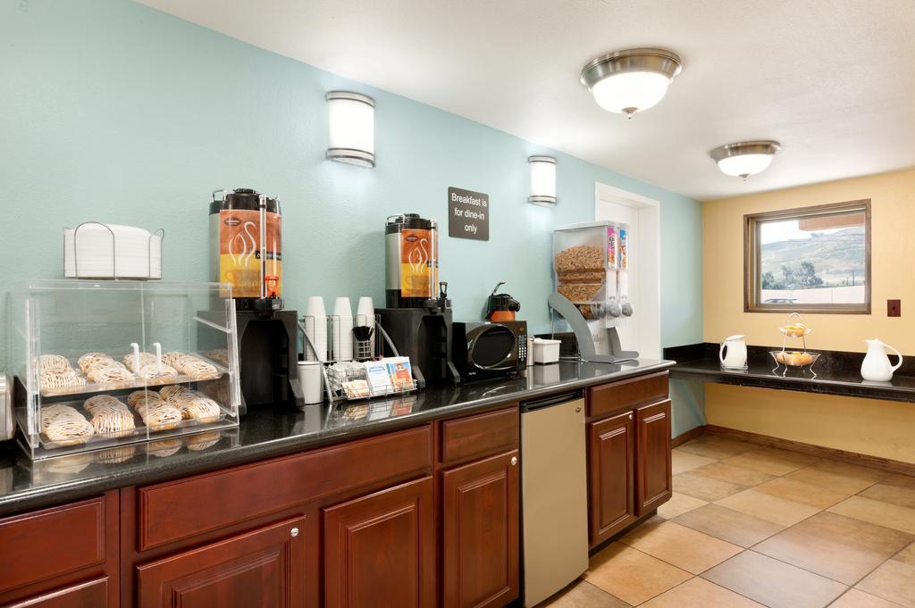 Super 8 By Wyndham Oceanside Marty'S Valley Inn Exteriör bild