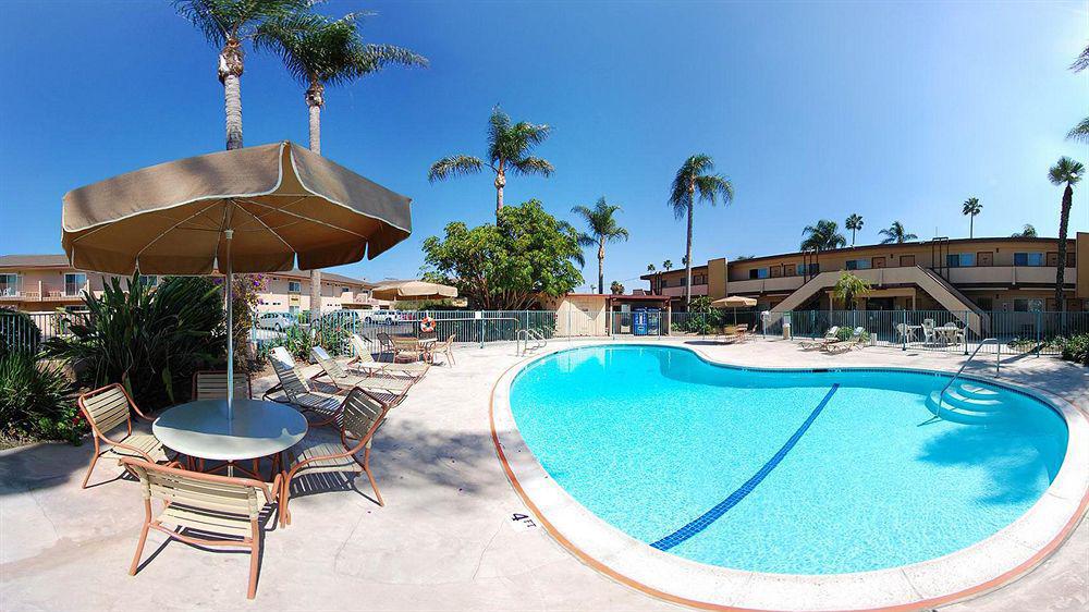 Super 8 By Wyndham Oceanside Marty'S Valley Inn Exteriör bild