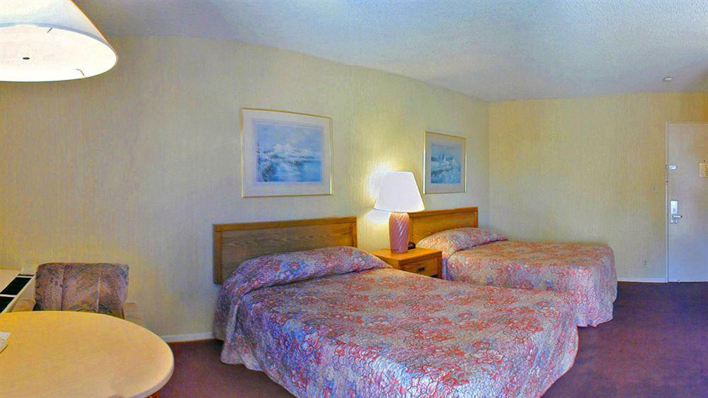 Super 8 By Wyndham Oceanside Marty'S Valley Inn Exteriör bild